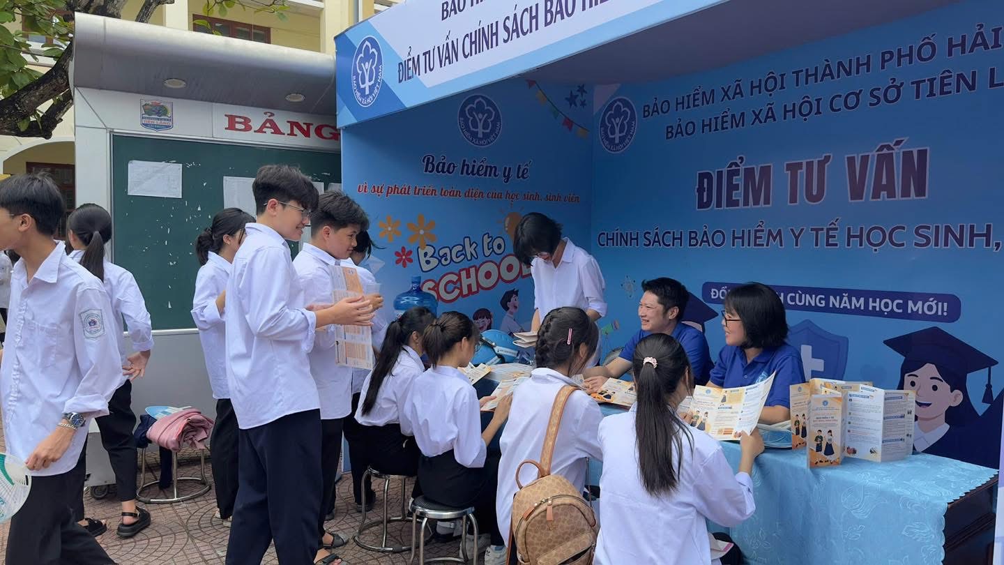Gian hàng và điểm tư vấn trực tiếp về chính sách bảo hiểm y tế (BHYT) học sinh – sinh viên tại Trường Trung học phổ thông Tiên Lãng.