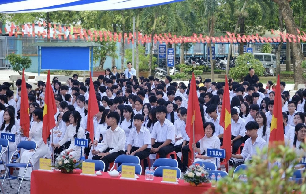 Trường THPT Chuyên Bảo Lộc ngập tràn cờ đỏ sao vàng trong ngày khai giảng năm học mới