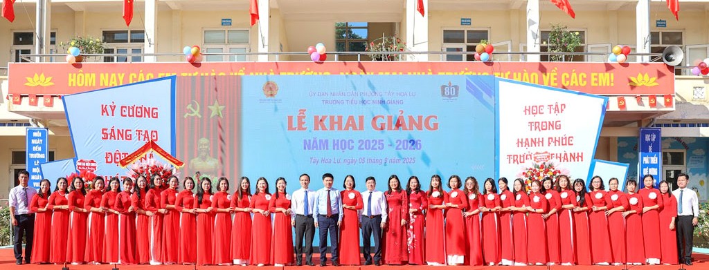 Bí thư Tỉnh ủy Ninh Bình dự Lễ khai giảng năm học mới tại Trường Tiểu học Ninh Giang