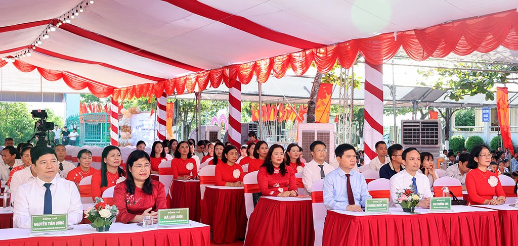 Các đại biểu tham dự lễ khai giảng