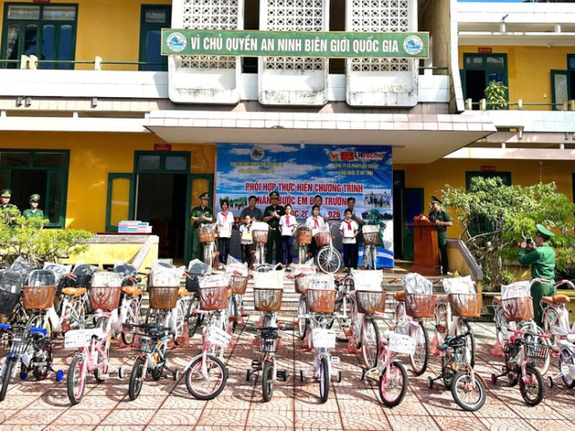 Ngày 4/9, Đồn Biên phòng Hải An (Bộ đội Biên phòng tỉnh Quảng Trị) phối hợp các tổ chức, doanh nghiệp trên địa bàn trao những phần quà ý nghĩa đến học sinh có hoàn cảnh khó khăn, học giỏi trên địa bàn khu vực biên giới biển xã Mỹ Thủy, tỉnh Quảng Trị.