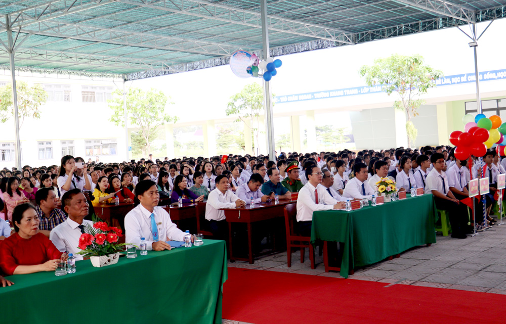 Đại biểu tham dự lễ khai giảng