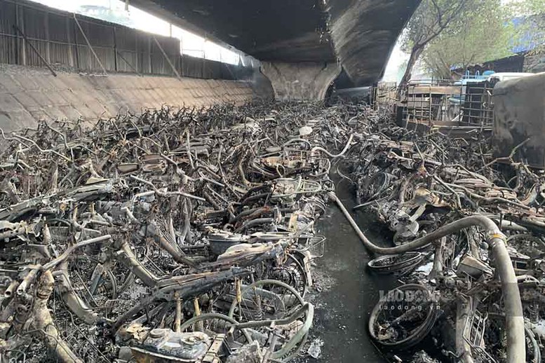 Nhiều xe máy trơ khung sau vụ cháy