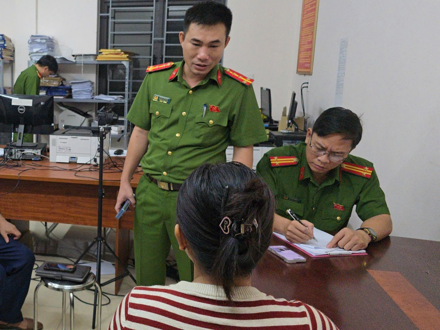 Công an xã Quảng Chính, tỉnh Thanh Hóa làm việc với công dân C.T.H về việc đưa thông tin sai lệch lên mạng xã hội