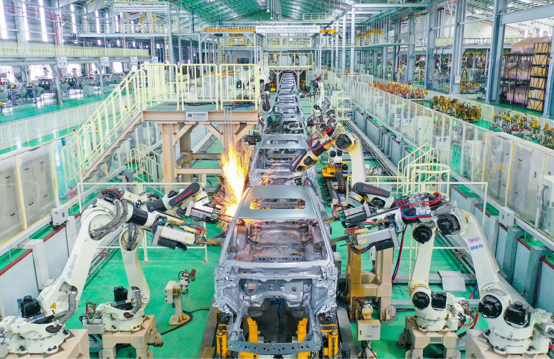Nhà máy sản xuất với dây chuyền hiện đại, được chuyển giao công nghệ từ các đối tác ô tô hàng đầu thế giới