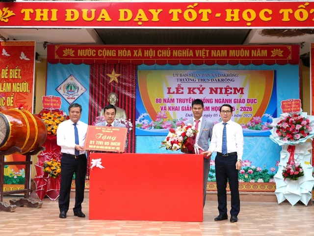 Chủ tịch UBND tỉnh Quảng Trị Trần Phong dự khai giảng tại trường THCS Đakrông