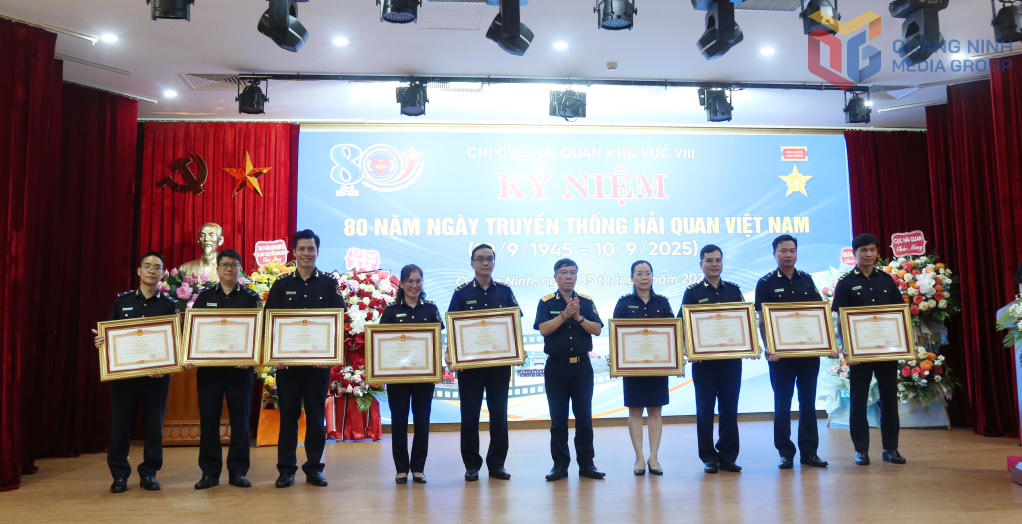 Ông Lưu Mạnh Tưởng, Phó Cục trưởng Cục Hải quan, tặng Bằng khen của Thủ tướng Chính phủ cho các cá nhân có thành tích xuất sắc.