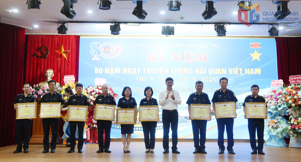 Ông Nguyễn Văn Công, Phó Chủ tịch UBND tỉnh Quảng Ninh, tặng Bằng khen của UBND tỉnh cho các tập thể và cá nhân có thành tích xuất sắc.