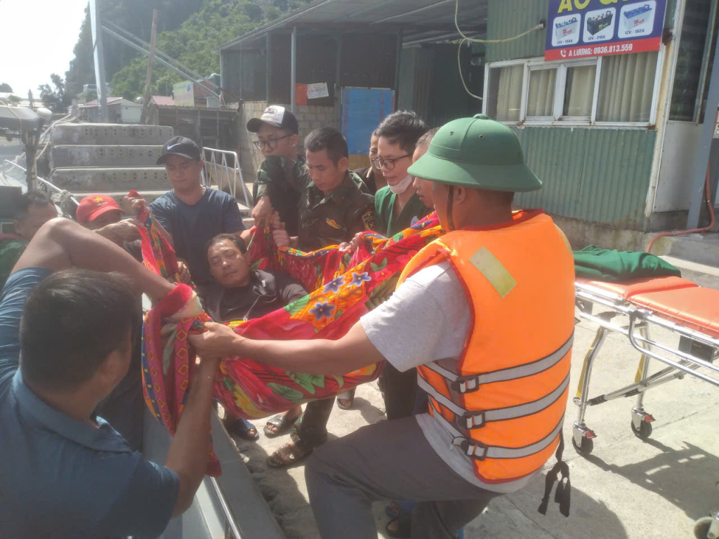 Đồn Biên phòng Cô Tô kịp thời cứu ngư dân gặp nạn trên biển