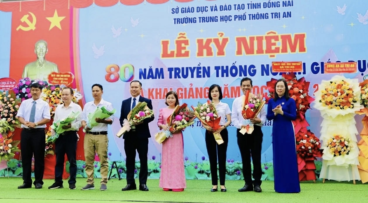 Học sinh Đồng Nai phấn khởi bước vào năm học mới