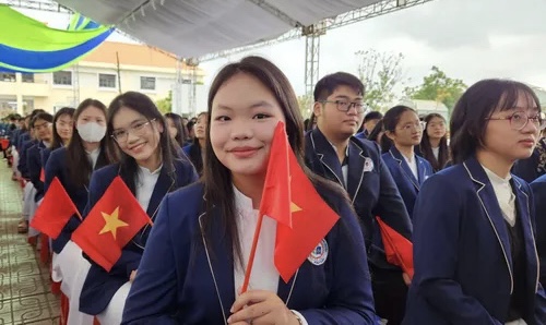 Học sinh Trường THTP Chuyên Bảo Lộc dự Lễ khai giảng năm học mới