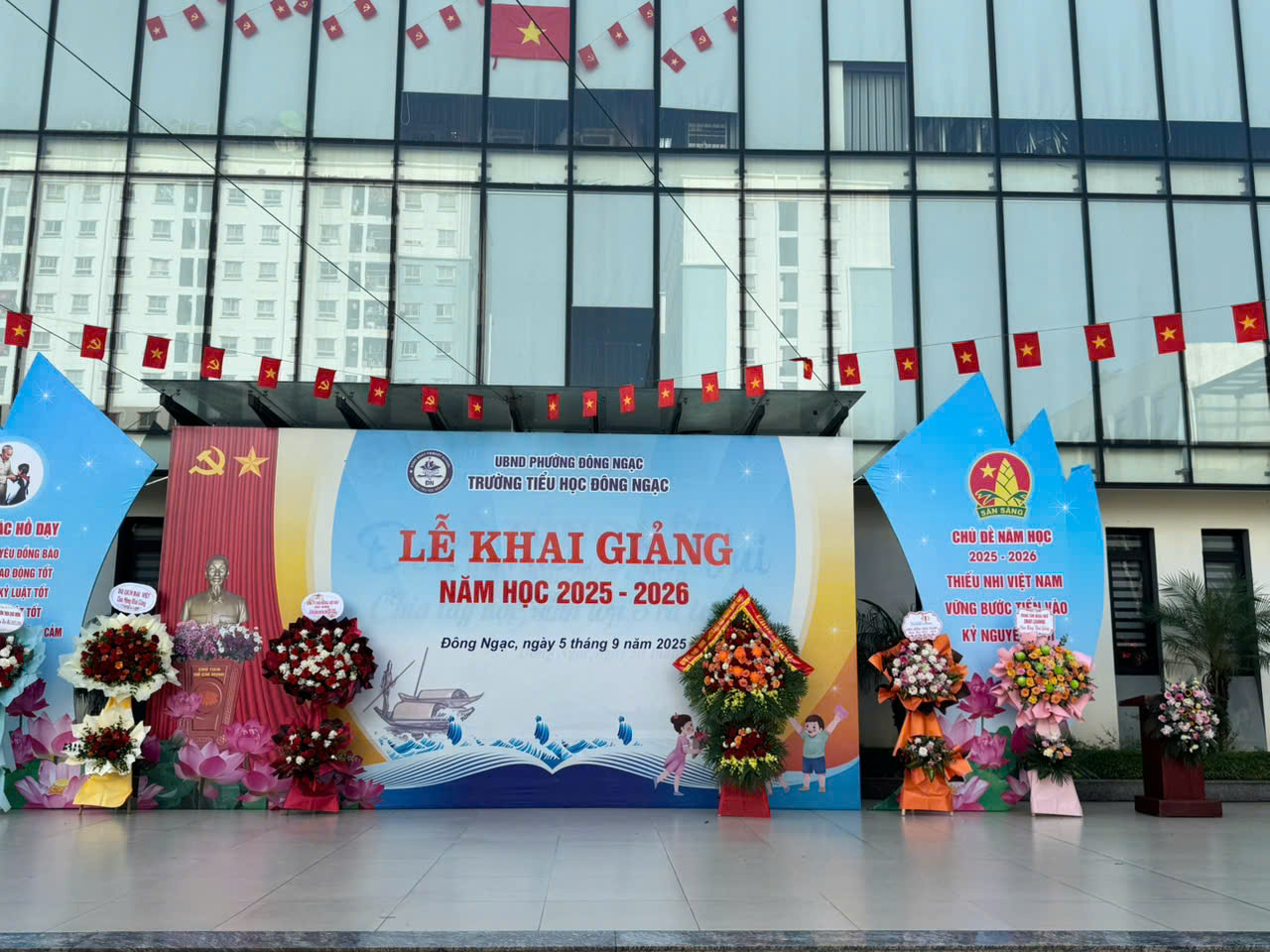 Đây cũng là ngôi trường công lập đầu tiên của quận được xây dựng khu tầng hầm để xe của giáo viên và học sinh để đảm bảo an toàn giao thông và khung cảnh sư phạm, dọc hành lang tất cả các tầng đều có hệ thống báo cháy, camera, loa âm thanh