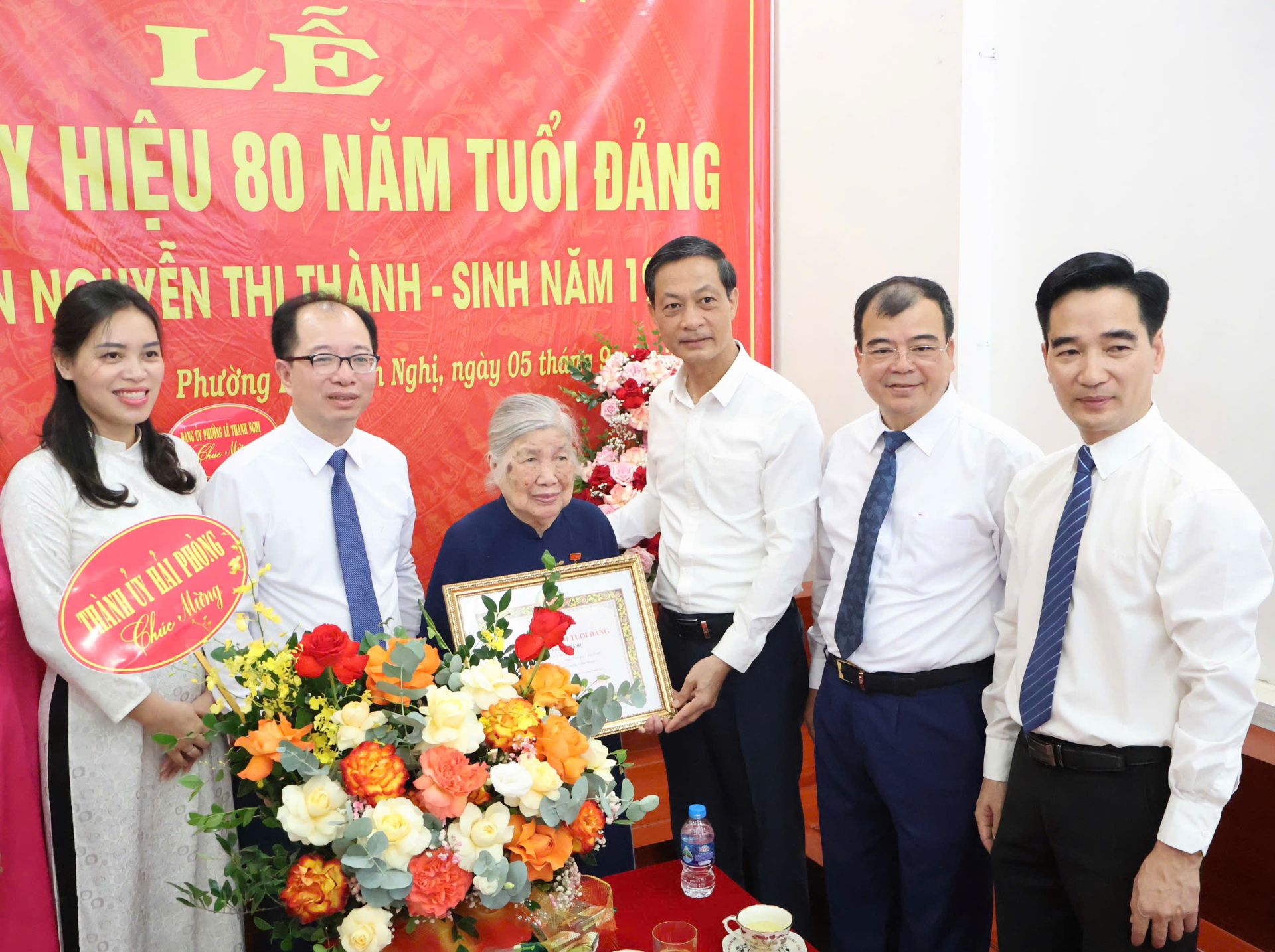 Đồng chí Phó Bí thư Thường trực Thành ủy Đỗ Mạnh Hiến trao Huy hiệu 80 năm tuổi Đảng cho đảng viên lão thành Nguyễn Thị Thành.