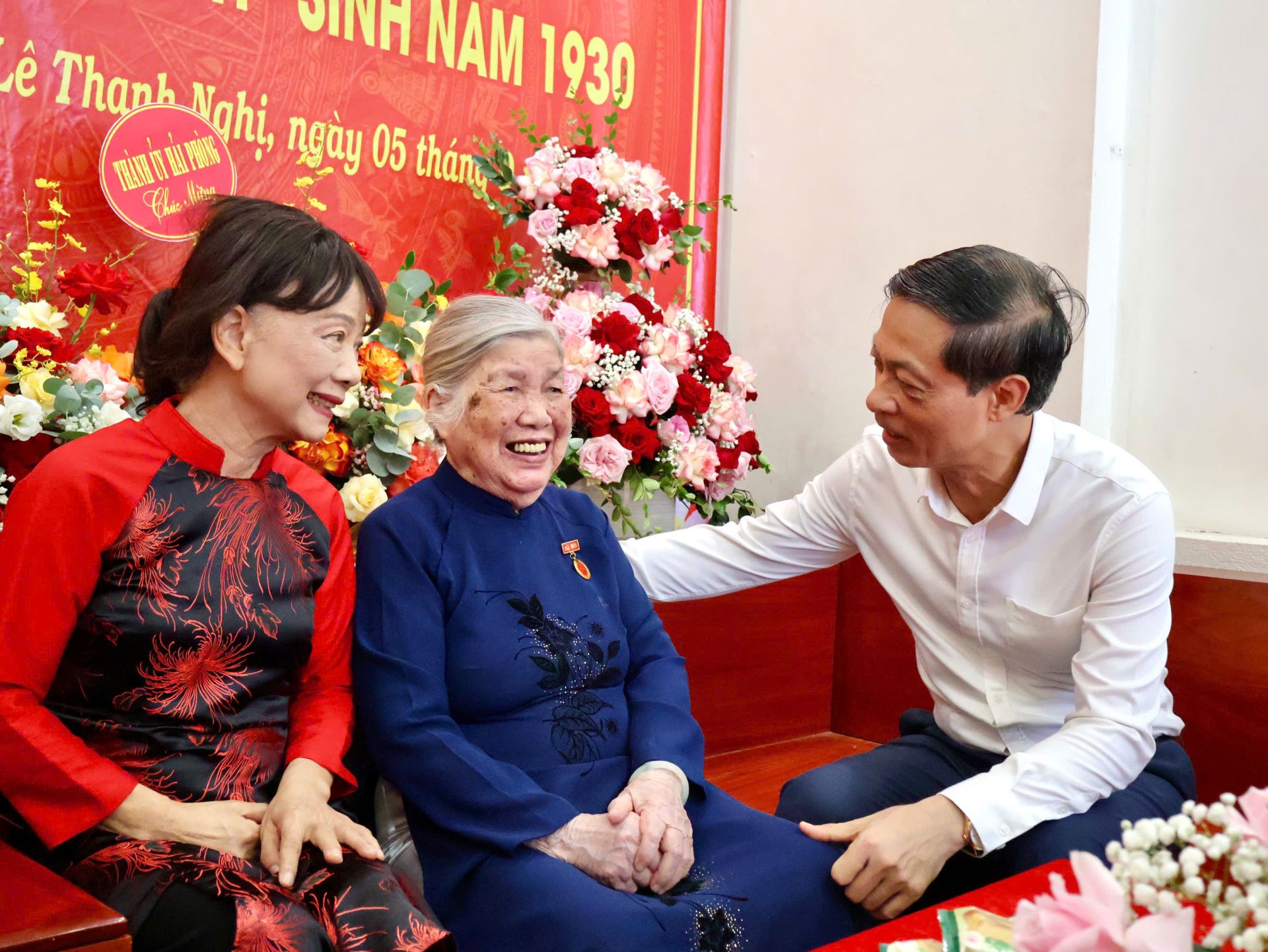 Đồng chí Phó Bí thư thường trực Thành ủy trò chuyện, thăm hỏi sức khỏe đảng viên Nguyễn Thị Thành