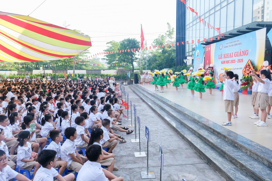Trường Tiểu học Đông Ngạc chào mừng năm học mới. Ảnh: Đăng Chung