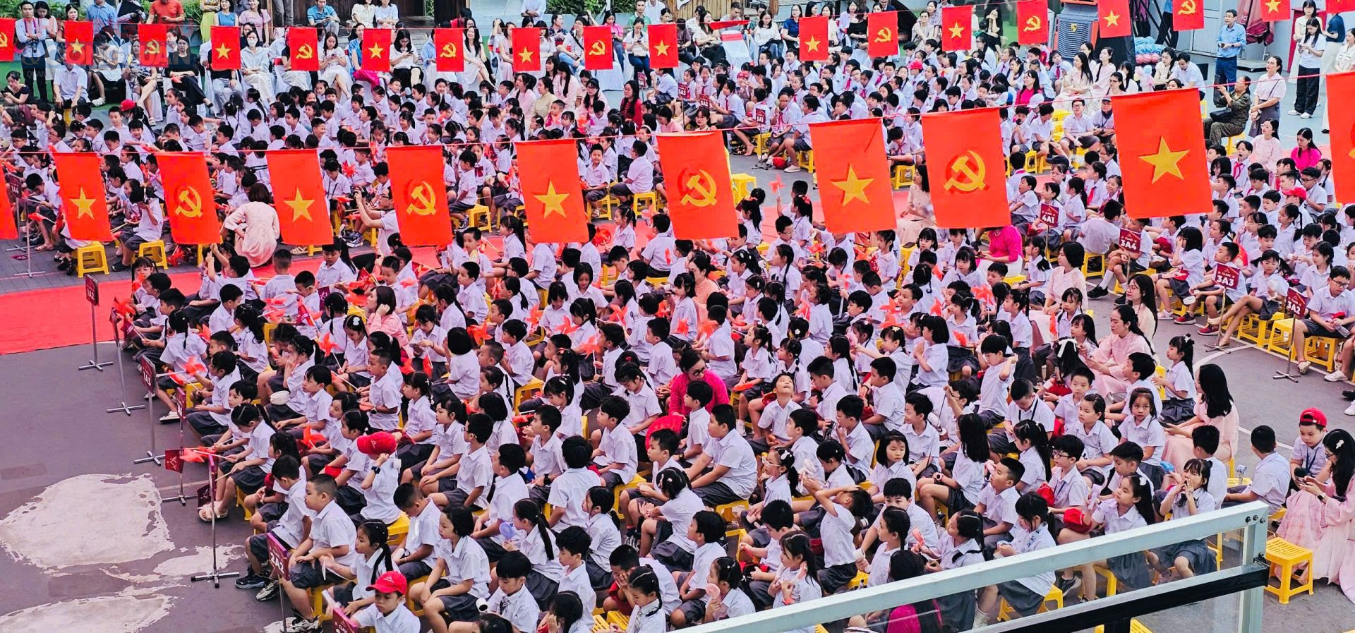 Ghi nhận tại trường Tiểu học Quốc tế Alaska (Cầu Giấy, Hà Nội), đông đảo học sinh cùng phụ huynh, giáo viên và khách mời đã tham dự lễ khai giảng