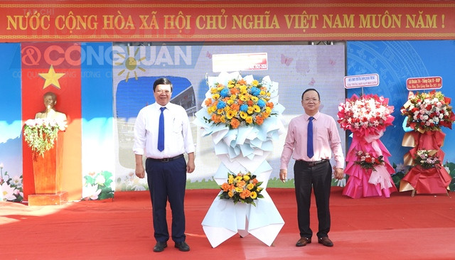 Ông Nguyễn Thúc Dũng, Chủ tịch UBND phường Hải Vân tặng hoa Ban giám hiệu nhà trường. CT UBND phường