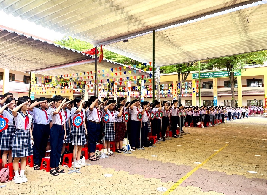 Các Em học sinh Trường THCS Đặng Tấn Tài chào cờ trực tuyến Các Em học sinh Trường THCS Đặng Tấn Tài chào cờ trực tuyến