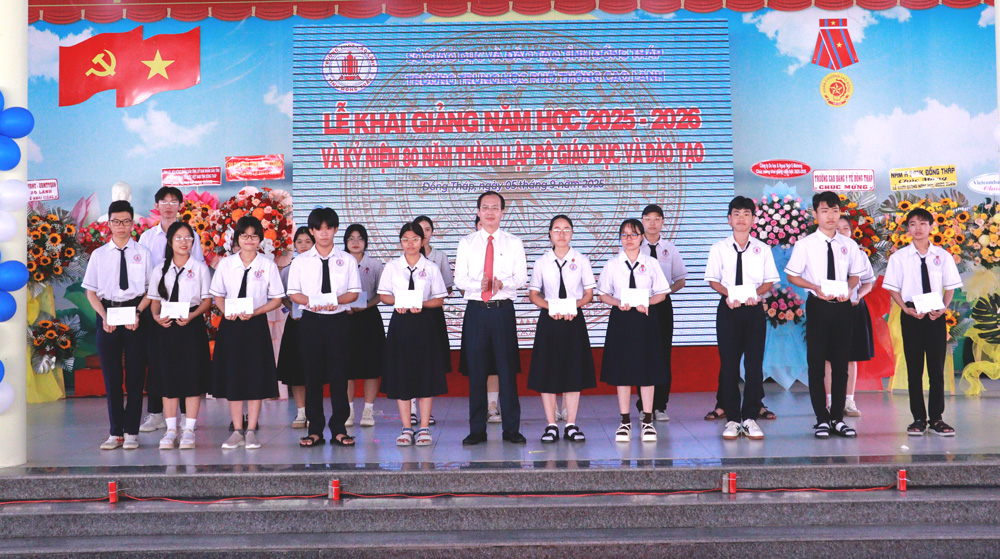 Chủ tịch UBND tỉnh Đồng Tháp dự khai giảng năm học mới 2025 – 2026