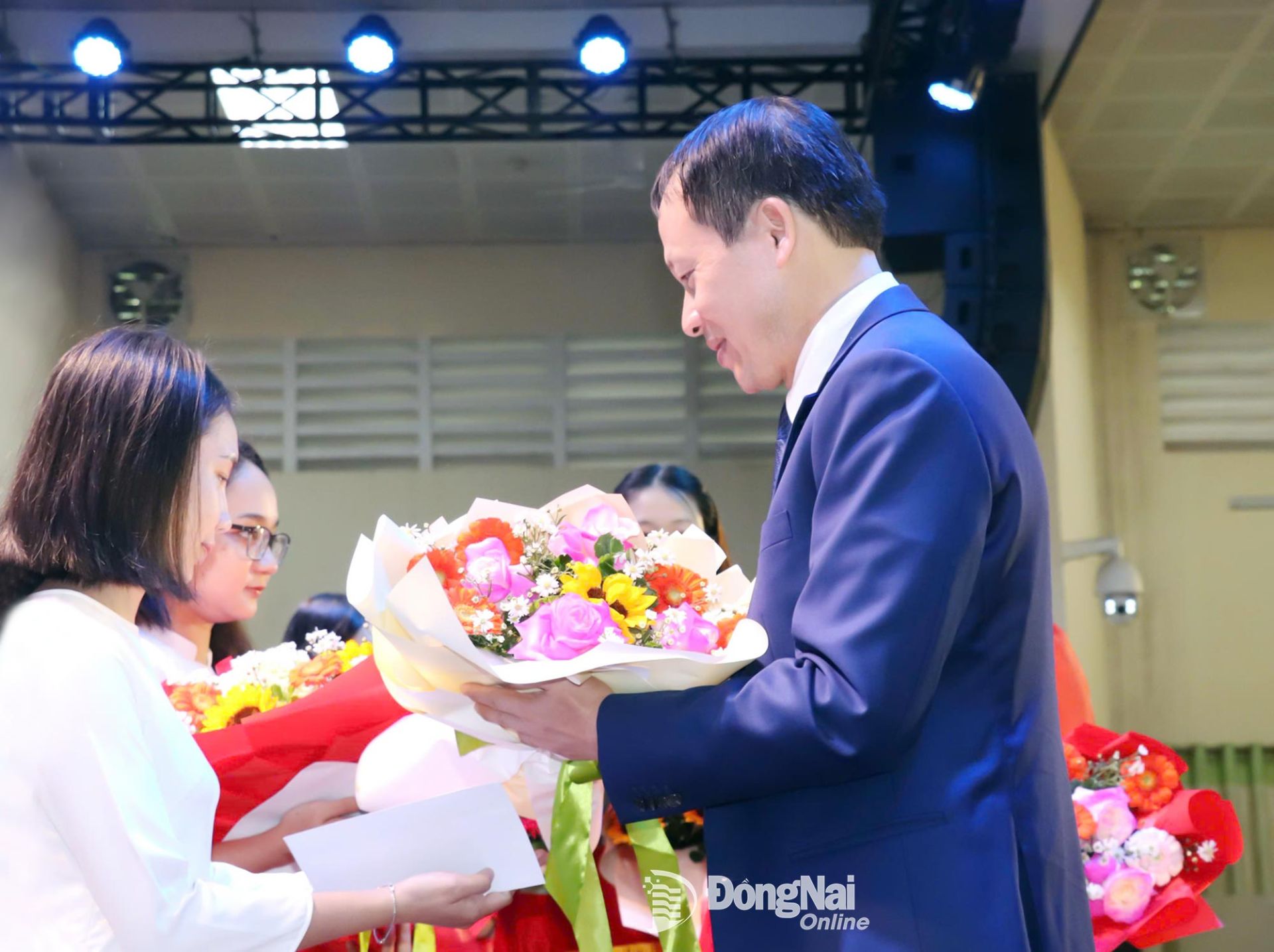 Ông Vũ Hồng Văn - Bí thư Tỉnh ủy, Trưởng đoàn Đại biểu Quốc hội tỉnh Đồng Nai trao học bổng cho sinh viên. Ảnh: Hải Yến