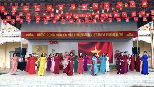 Giáo viên Trường THCS Nguyễn Du, xã Kiến Đức biểu diễn văn nghệ tại Lễ khai giảng