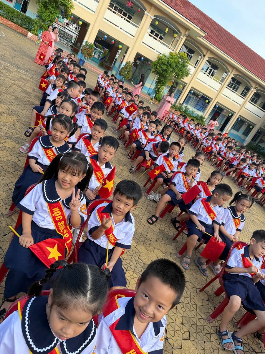 Các Em học sinh khối 1 - Trường Tiểu học Bùi Văn Mới Các Em học sinh khối 1 - Trường Tiểu học Bùi Văn Mới