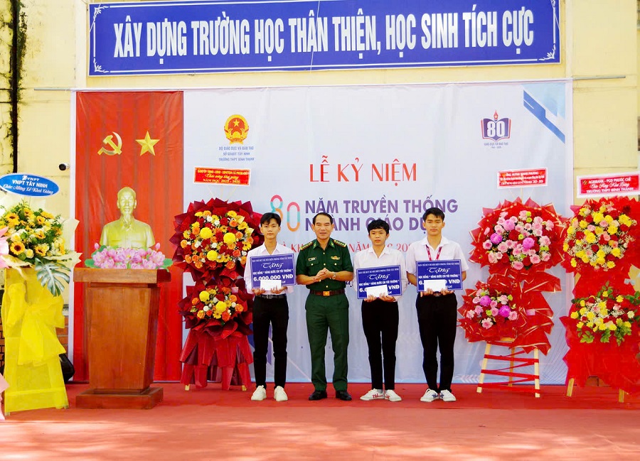 Đại tá Vũ Minh Tùng, Phó Chính ủy BĐBP Tây Ninh làm trưởng trao học bổng cho em Lâm Nguyễn Chí Thành, Nguyễn Minh Quân và em Hà Phi Vĩnh Tường.