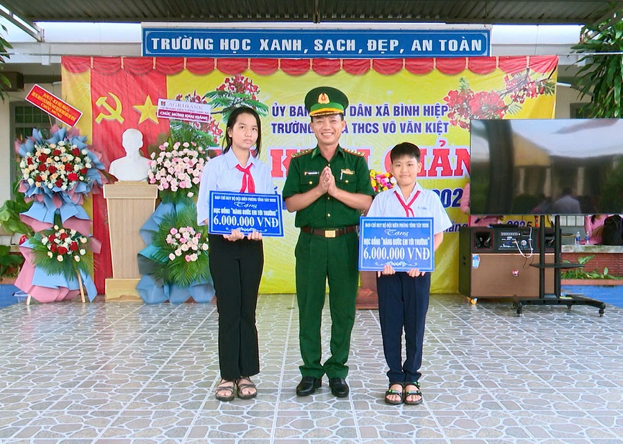 Bộ đội Biên phòng Tây Ninh: Trao học bổng “Nâng bước em đến trường”