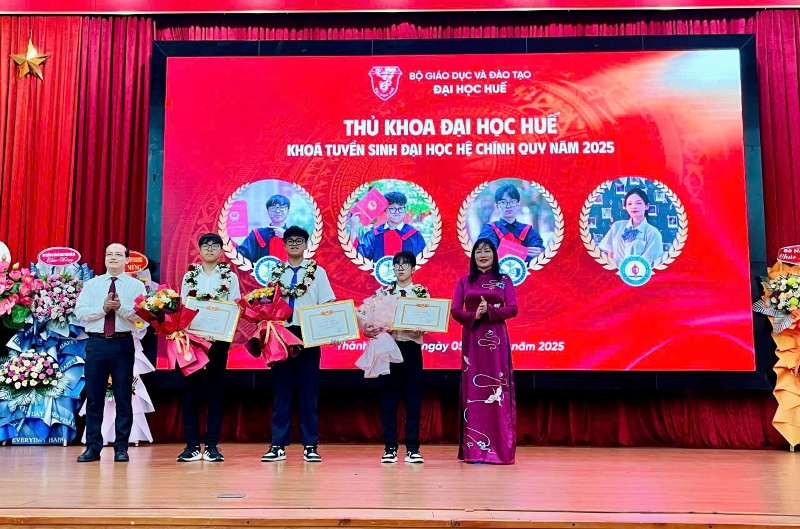 3 sinh viên đồng thủ khoa Trường Đại học Y- Dược và cũng là đồng thủ khoa Đại học Huế năm 2025
