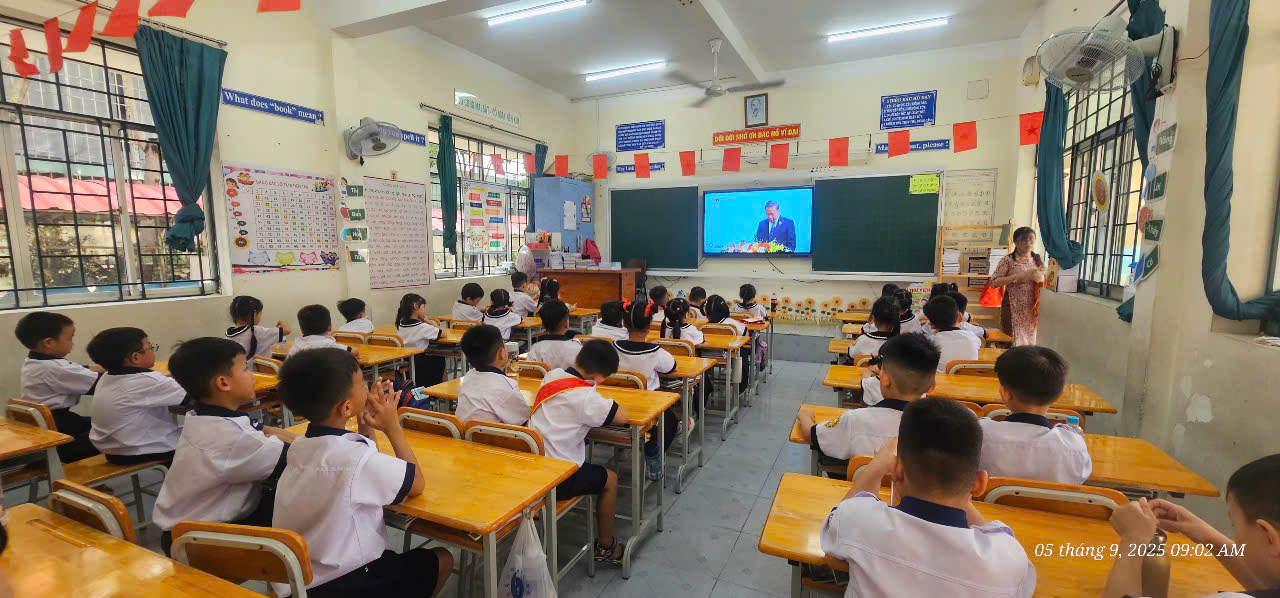 Lớp 1.2 khai giảng trực tuyến tại lớp học Lớp 1.2 khai giảng trực tuyến tại lớp học