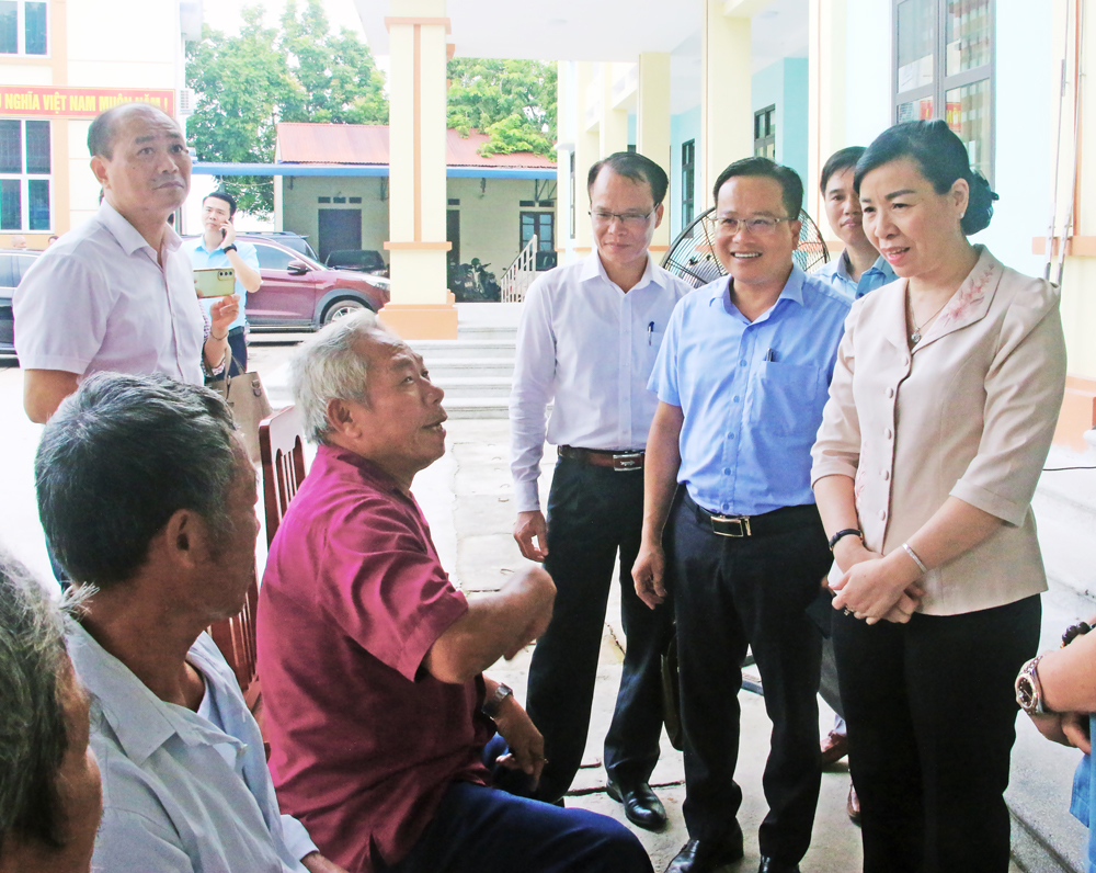 Đồng chí Nguyễn Thị Hà trao đổi với người dân xã Tiên Lục. Đồng chí Nguyễn Thị Hà trao đổi với người dân xã Tiên Lục.