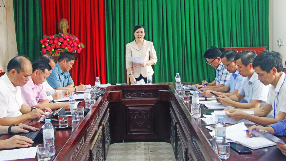 Đồng chí Nguyễn Thị Hà chủ trì buổi giám sát tại xã Tiên Lục. Đồng chí Nguyễn Thị Hà chủ trì buổi giám sát tại xã Tiên Lục.