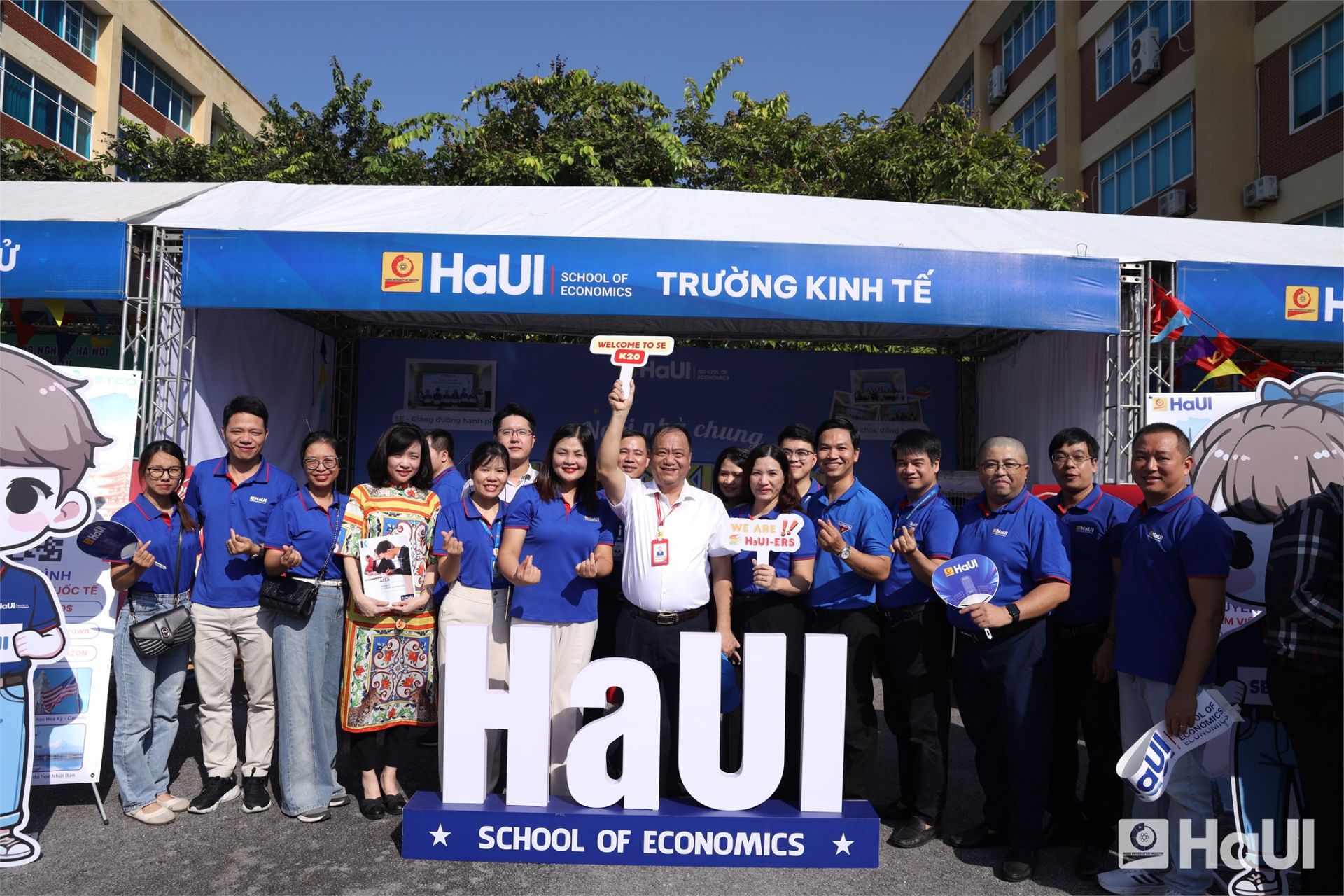 TS. Nguyễn Văn Thiện - Phó Hiệu trưởng Trường Đại học Công nghiệp Hà Nội cùng các thầy cô giáo thăm quan các gian trưng bày tại Ngày hội chào tân sinh viên TS. Nguyễn Văn Thiện - Phó Hiệu trưởng Trường Đại học Công nghiệp Hà Nội cùng các thầy cô giáo thăm quan các gian trưng bày tại Ngày hội chào tân sinh viên