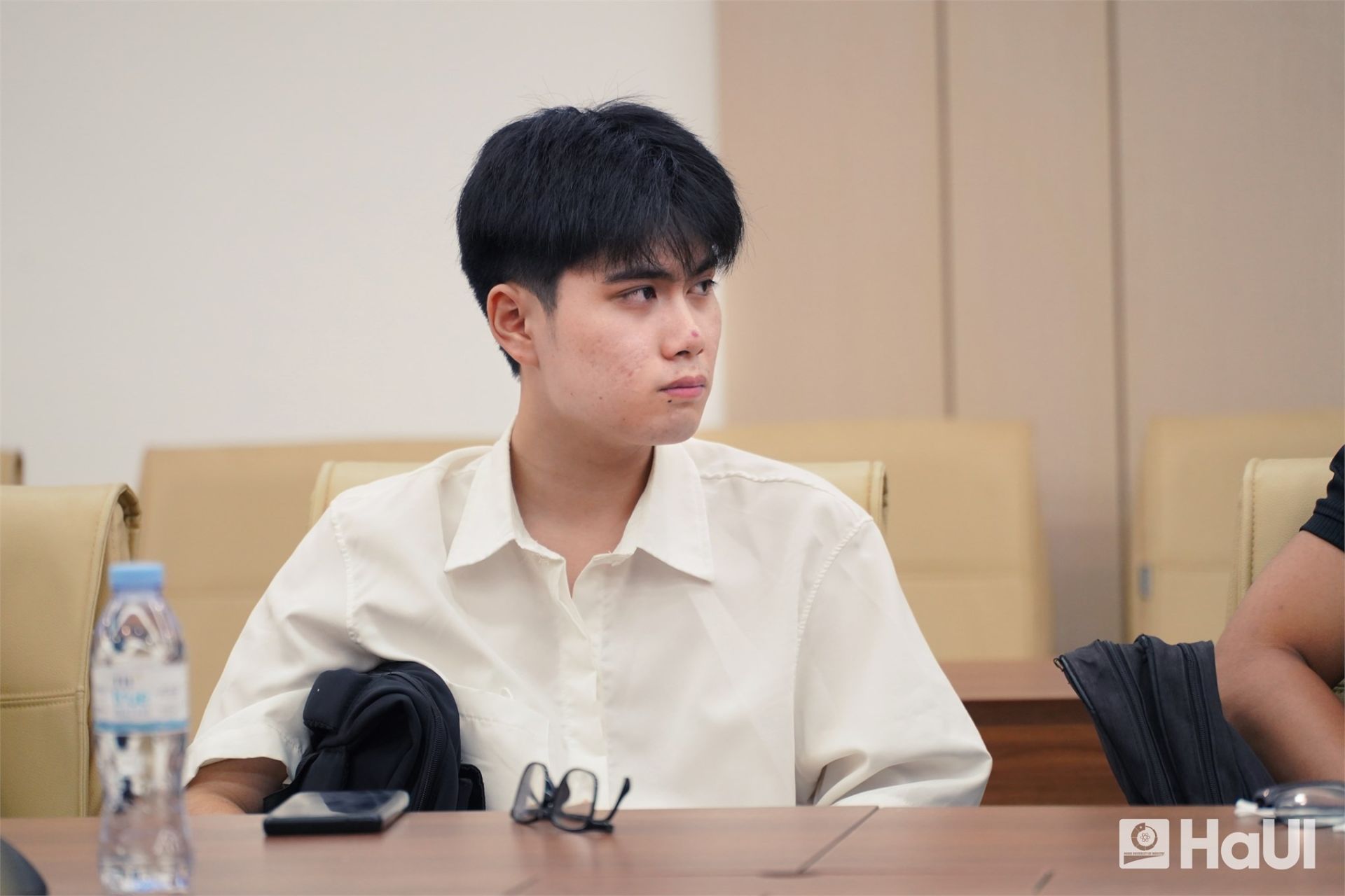 Tại cơ sở Hà Nội, bạn Nguyễn Đoàn Bá Khải, tân sinh viên ngành Công nghệ kỹ thuật cơ khí (CTĐT bằng Tiếng Anh) phấn khởi bày tỏ: Lựa chọn theo học tại HaUI với em như một cái “duyên” và em tin chắc mình đã đúng khi đăng ký theo học tại đây. Hành trình phía trước rộng mở và chắc chắn sẽ đầy ắp những thử thách, khó khăn và cơ hội, nhưng em tin chắc mình sẽ vượt qua bởi hạnh phúc sẽ đến với những người chăm chỉ và trên con đường thành công không có dấu chân của kẻ lười biếng Tại cơ sở Hà Nội, bạn Nguyễn Đoàn Bá Khải, tân sinh viên ngành Công nghệ kỹ thuật cơ khí (CTĐT bằng Tiếng Anh) phấn khởi bày tỏ: Lựa chọn theo học tại HaUI với em như một cái “duyên” và em tin chắc mình đã đúng khi đăng ký theo học tại đây. Hành trình phía trước rộng mở và chắc chắn sẽ đầy ắp những thử thách, khó khăn và cơ hội, nhưng em tin chắc mình sẽ vượt qua bởi hạnh phúc sẽ đến với những người chăm chỉ và trên con đường thành công không có dấu chân của kẻ lười biếng