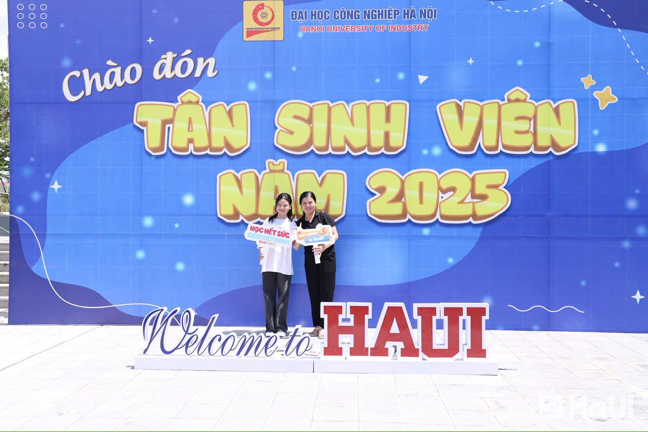 Tân sinh viên Nguyễn Phương Oanh và mẹ Nguyễn Thị Hằng vui vẻ chụp ảnh lưu niệm trong ngày hội nhập học tại Ninh Bình Tân sinh viên Nguyễn Phương Oanh và mẹ Nguyễn Thị Hằng vui vẻ chụp ảnh lưu niệm trong ngày hội nhập học tại Ninh Bình