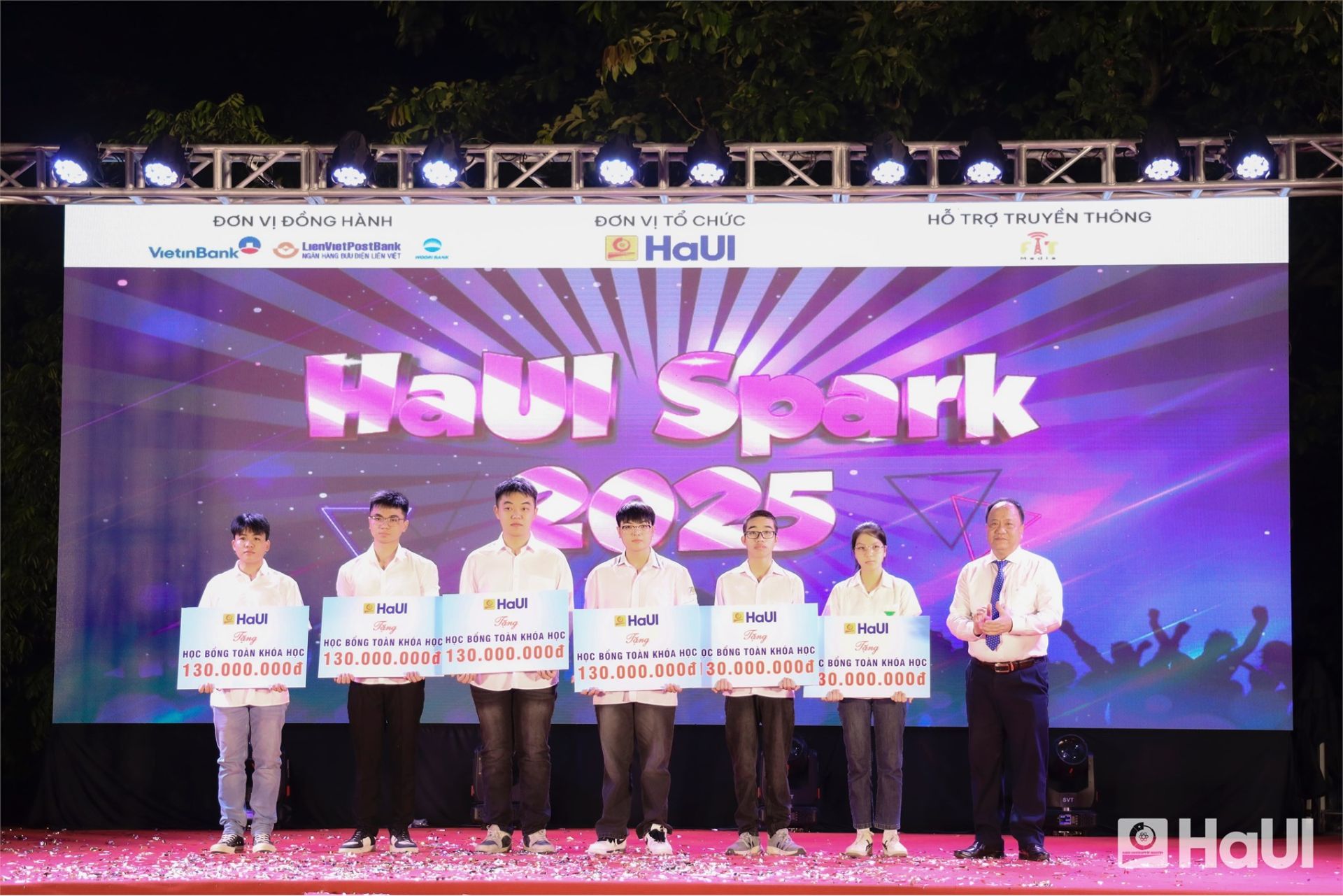 TS. Nguyễn Văn Thiện - Phó Hiệu trưởng nhà trường trao tặng học bổng (mỗi suất học bổng có giá trị 130 triệu đồng) cho các thủ khoa đầu vào mùa tuyển sinh 2025 TS. Nguyễn Văn Thiện - Phó Hiệu trưởng nhà trường trao tặng học bổng (mỗi suất học bổng có giá trị 130 triệu đồng) cho các thủ khoa đầu vào mùa tuyển sinh 2025