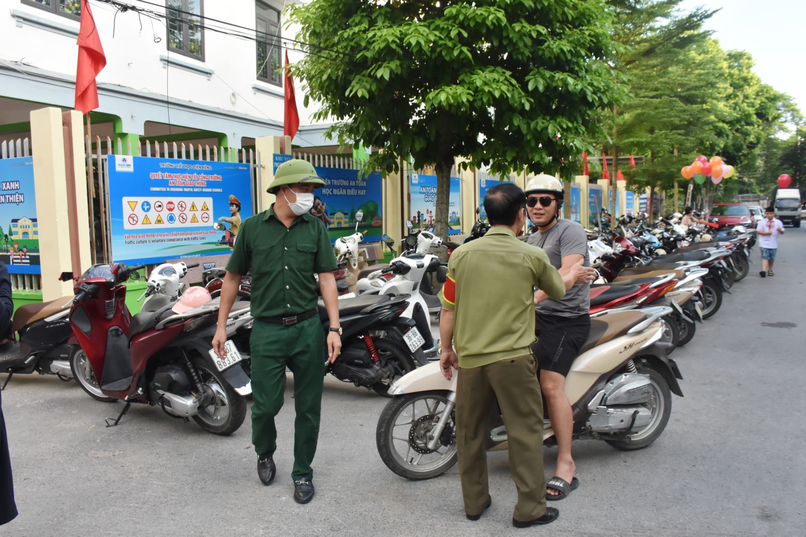 Lực lượng Công an cũng phối hợp chặt chẽ với các nhà trường, lực lượng tham gia bảo vệ ANTT ở cơ sở tuyên truyền, nhắc nhở, vận động các hộ kinh doanh quanh khu vực cổng trường không bày bán hàng, lấn chiếm vỉa hè
