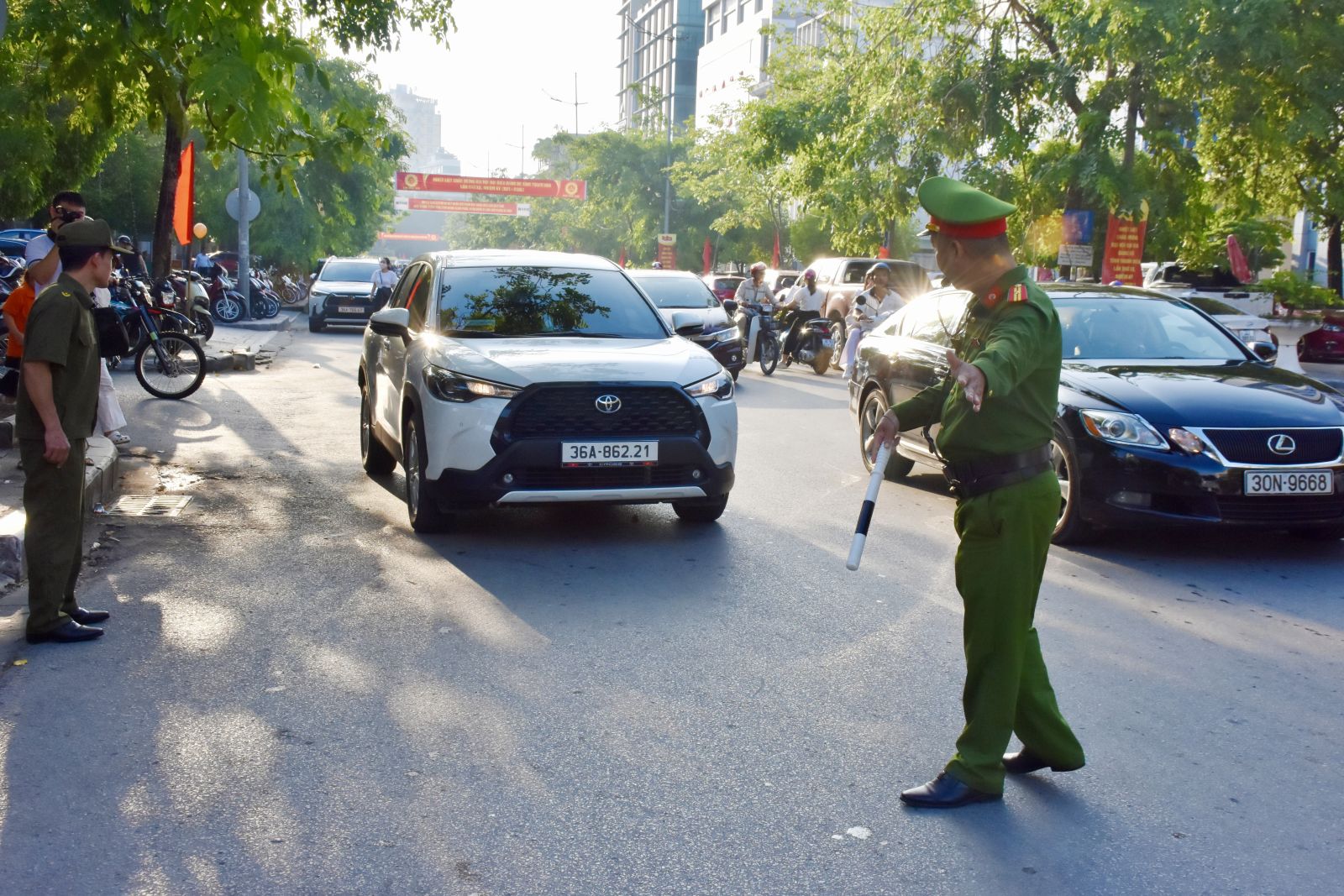 Công an phường Hạc Thành phối hợp hướng dẫn giao thông bảo đảm ANTT để các em học sinh đến khai giảng năm học mới thuận tiện và an toàn