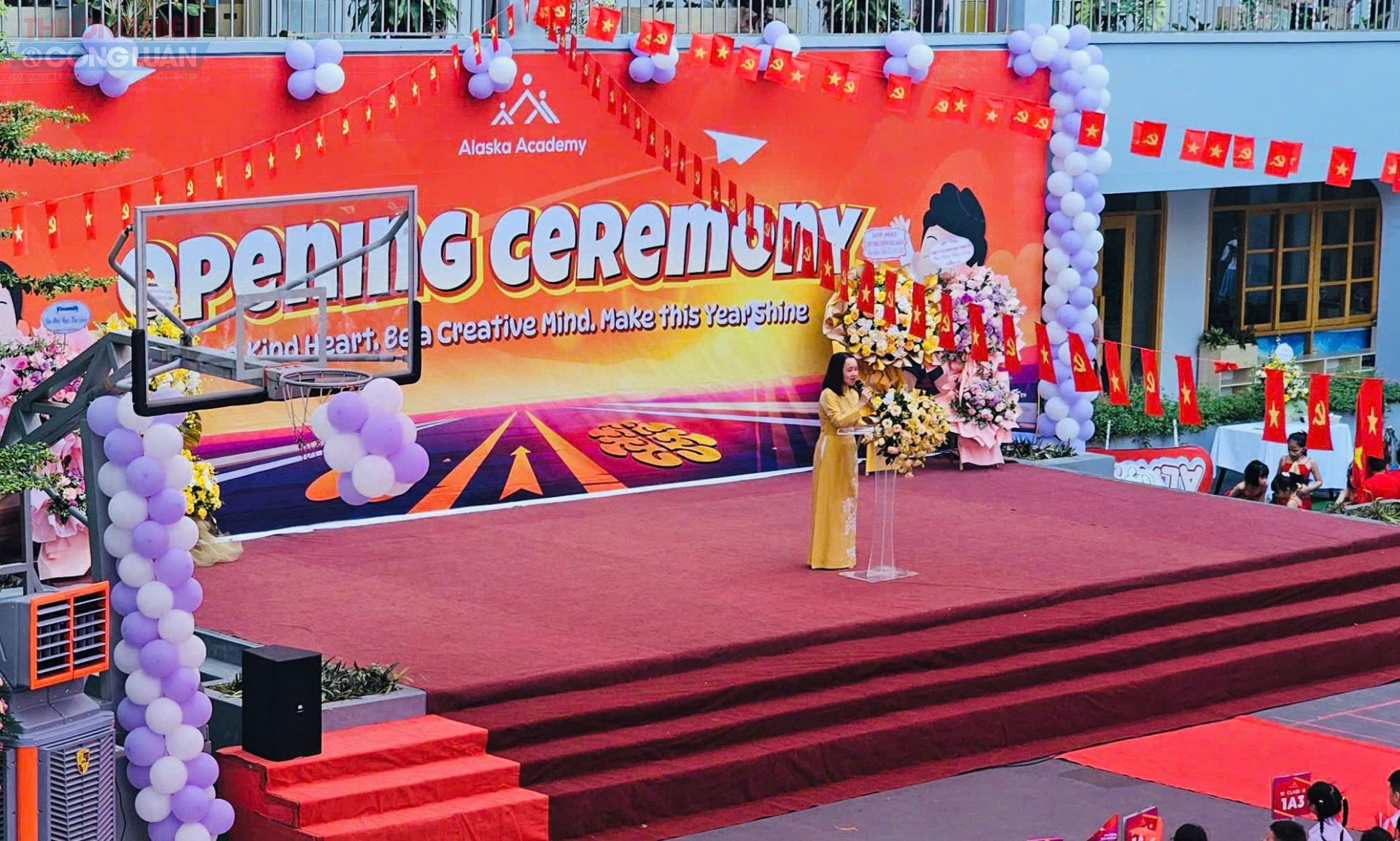 Hiệu trưởng Trần Thị Thanh Vân, Trường Tiểu học Quốc tế Alaska phát biểu tại buổi lễ Khai giảng năm học mới 2025 - 2026