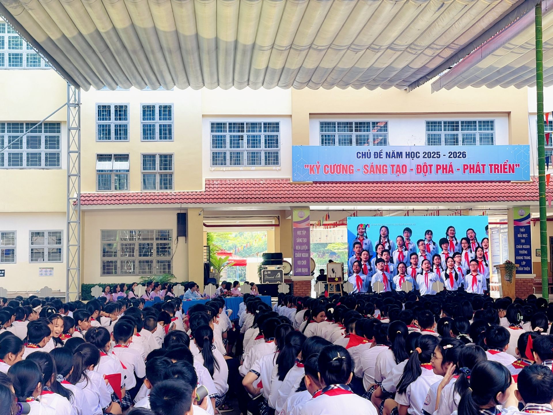 Học sinh Trường THCS Đặng Tấn Tài theo dõi khai giảng trực tuyến Học sinh Trường THCS Đặng Tấn Tài theo dõi khai giảng trực tuyến