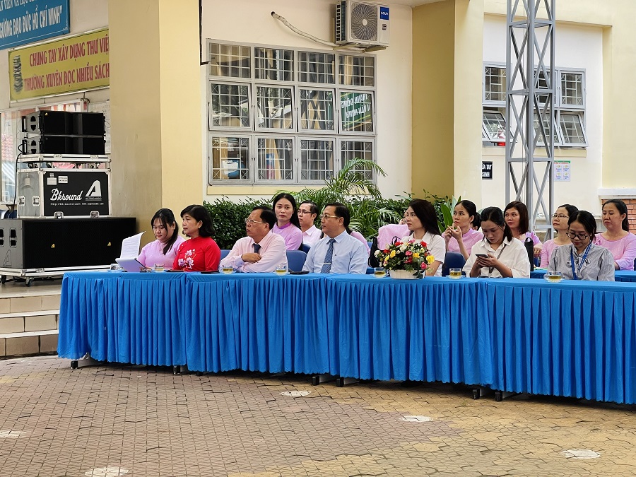 Ban giám hiệu Trường THCS Đặng Tấn Tài và khách tham dự Lễ khai giảng năm học 2025 - 2026 Ban giám hiệu Trường THCS Đặng Tấn Tài và khách tham dự Lễ khai giảng năm học 2025 - 2026