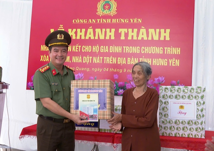 Lãnh đạo Công an tỉnh tặng quà chúc mừng gia đình bà Nguyễn Thị Huấn