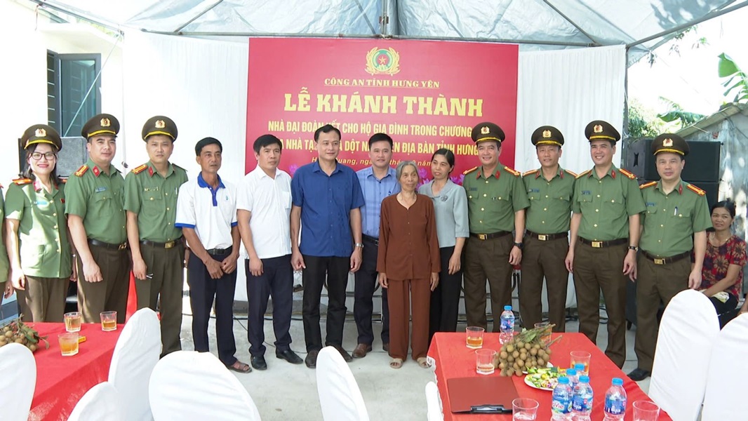Công an tỉnh Hưng Yên: Tổ chức Lễ khánh thành và bàn giao Nhà Đại đoàn kết cho gia đình có hoàn cảnh khó khăn
