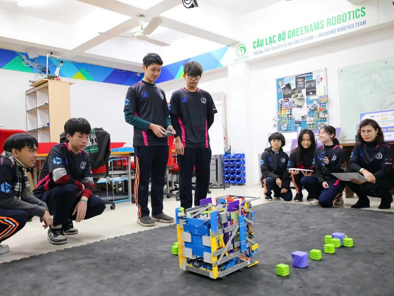 Hoạt động nghiên cứu khoa học, kỹ thuật của học sinh Trường THPT chuyên Hà Nội-Amsterdam.