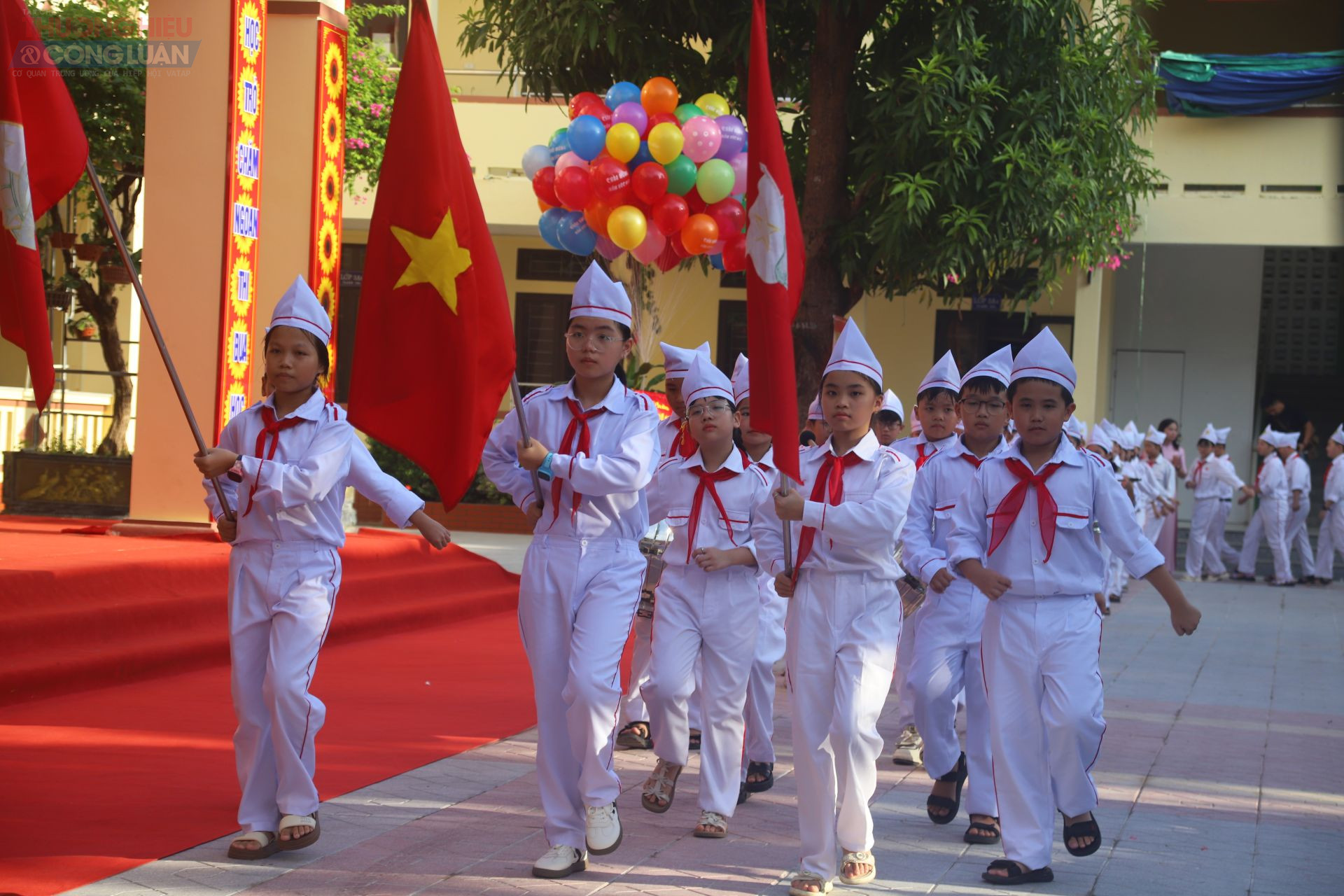 Đội nghi lễ trống của nhà trường thực hiện nghi thức