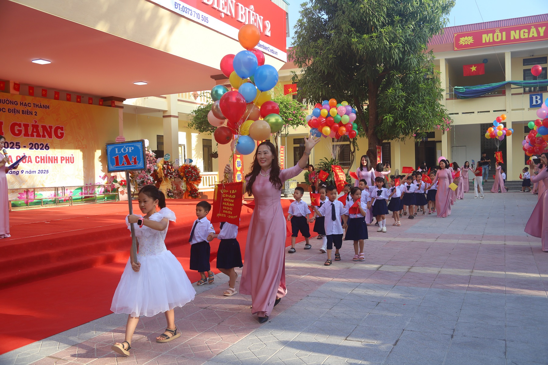 Giáo viên và học sinh Trường tiểu học Điện Biên 2 theo dõi lễ khai giảng trực tuyến được kết nối với điểm cầu chính tại TP Hà Nội.