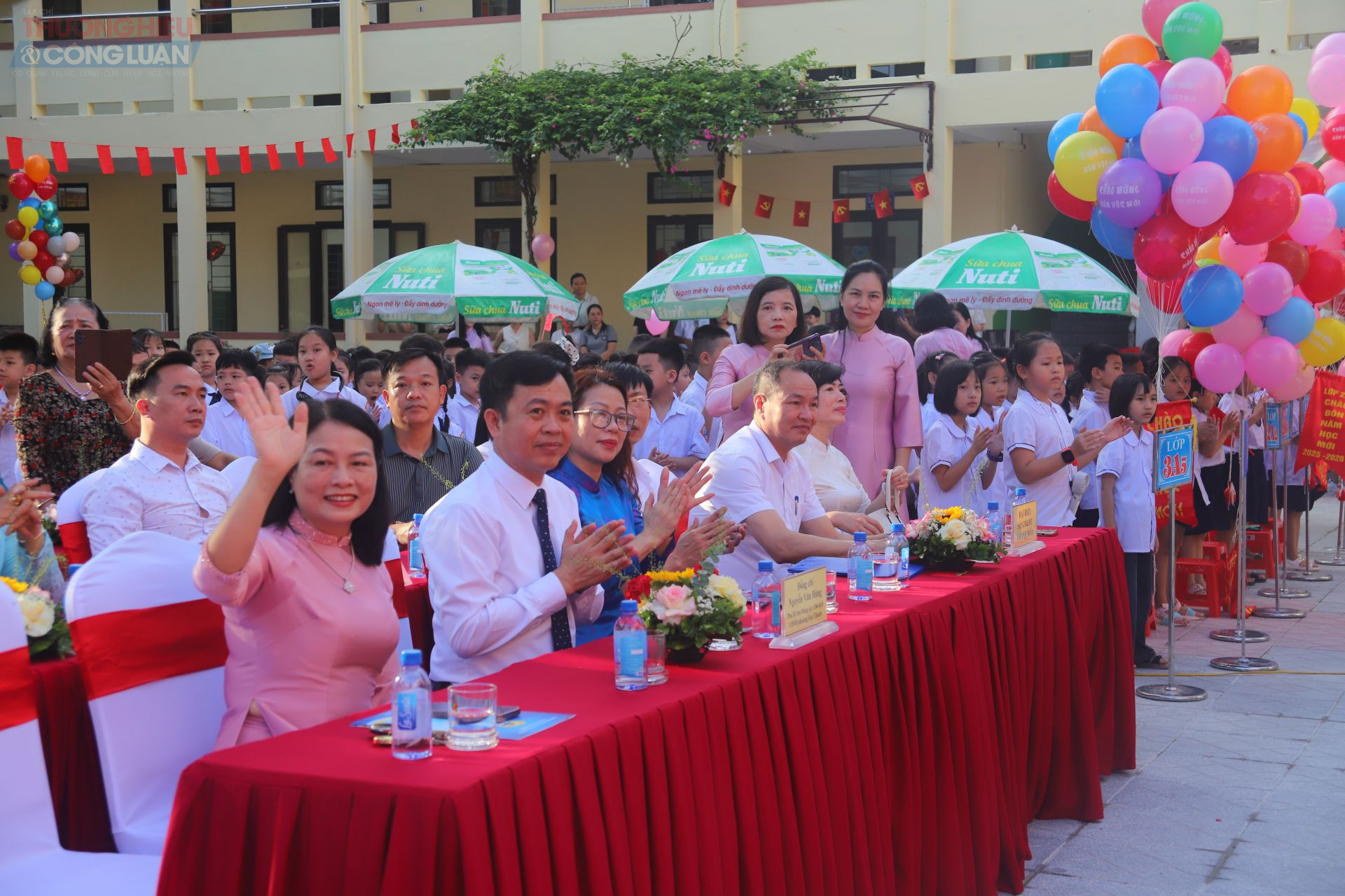 Các đại biểu dự lễ khai giảng