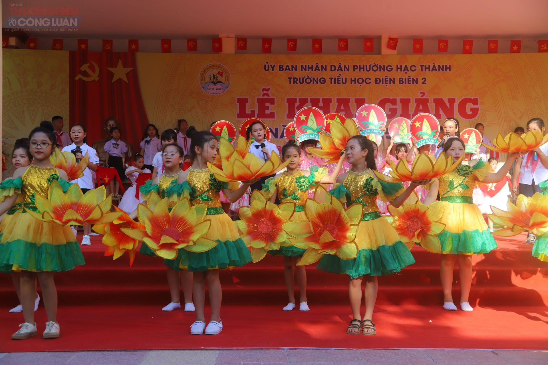 Văn nghệ chào mừng lễ khai giảng tại trường Tiểu học Điện Biên 2, phường Hạc Thành