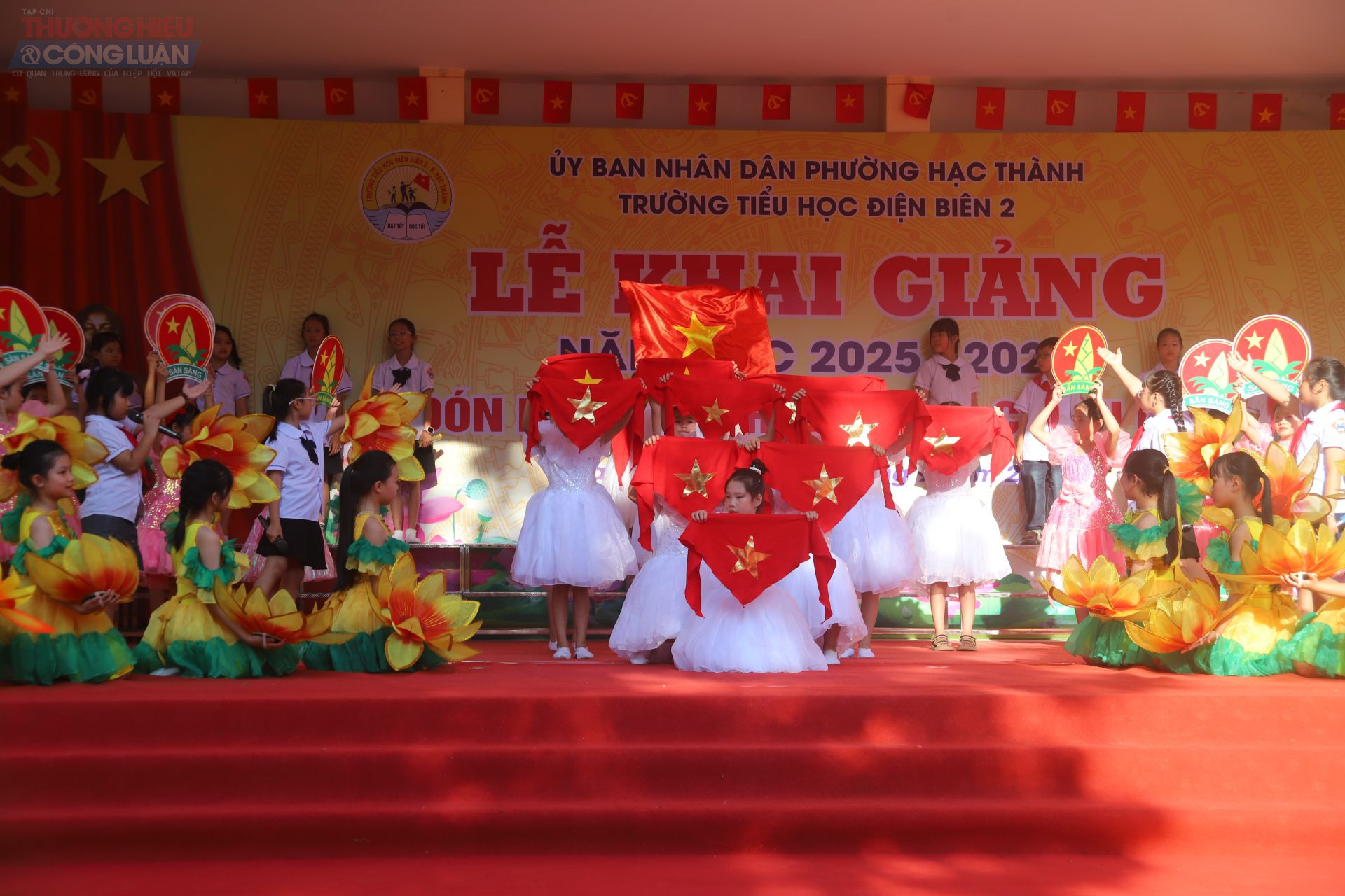 Văn nghệ chào mừng lễ khai giảng