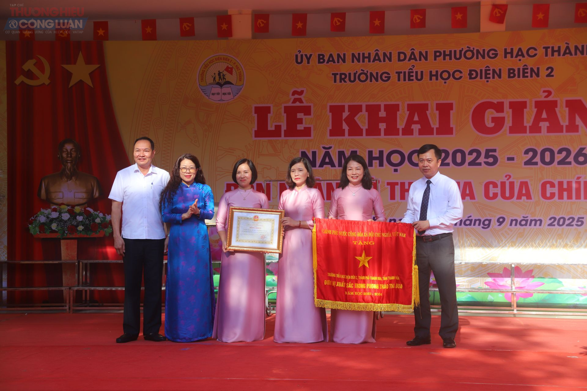 Trường Tiểu học Điện Biên 2 vinh dự đón nhận Cờ thi đua của Thủ tướng Chính phủ